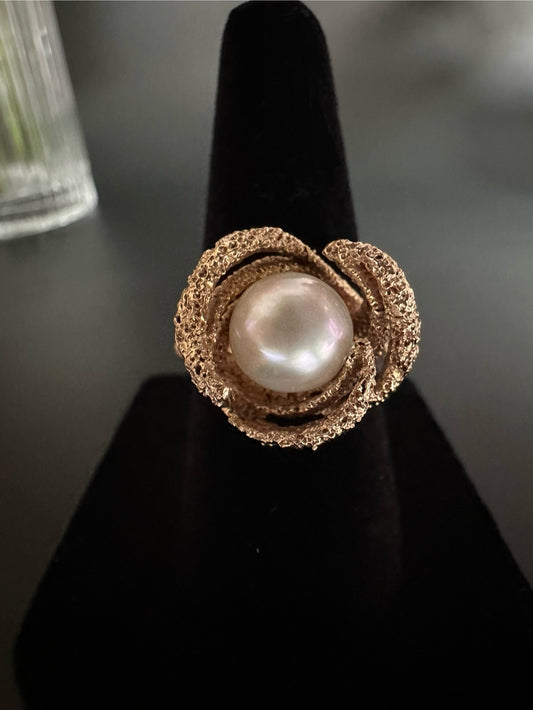 Pearl Solitaire Ring in Spellbinding Gold Mounting