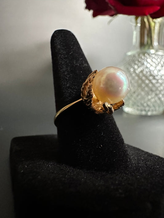 Solitaire Pearl Ring in Tentacle Mounting
