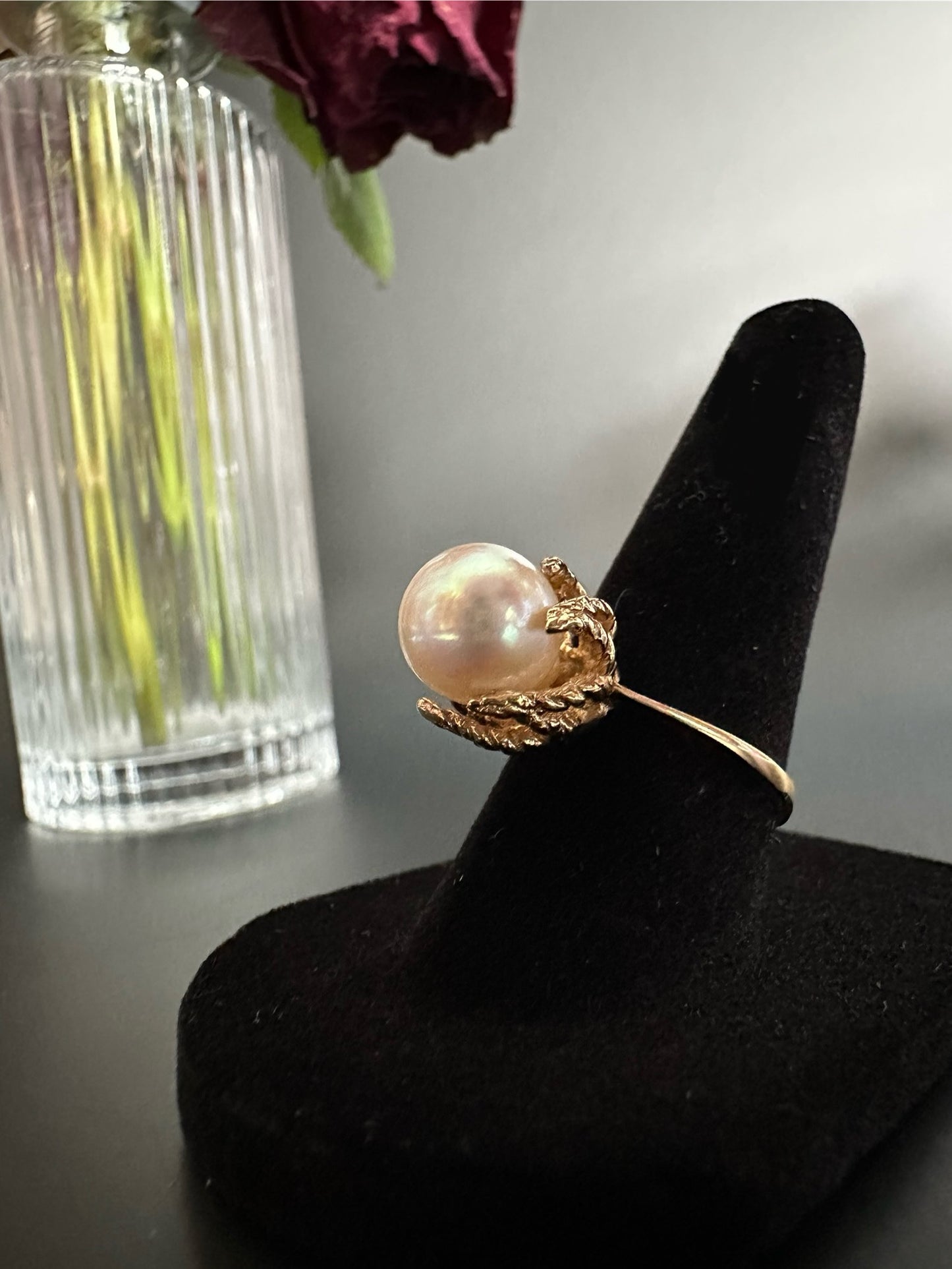 Solitaire Pearl Ring in Tentacle Mounting