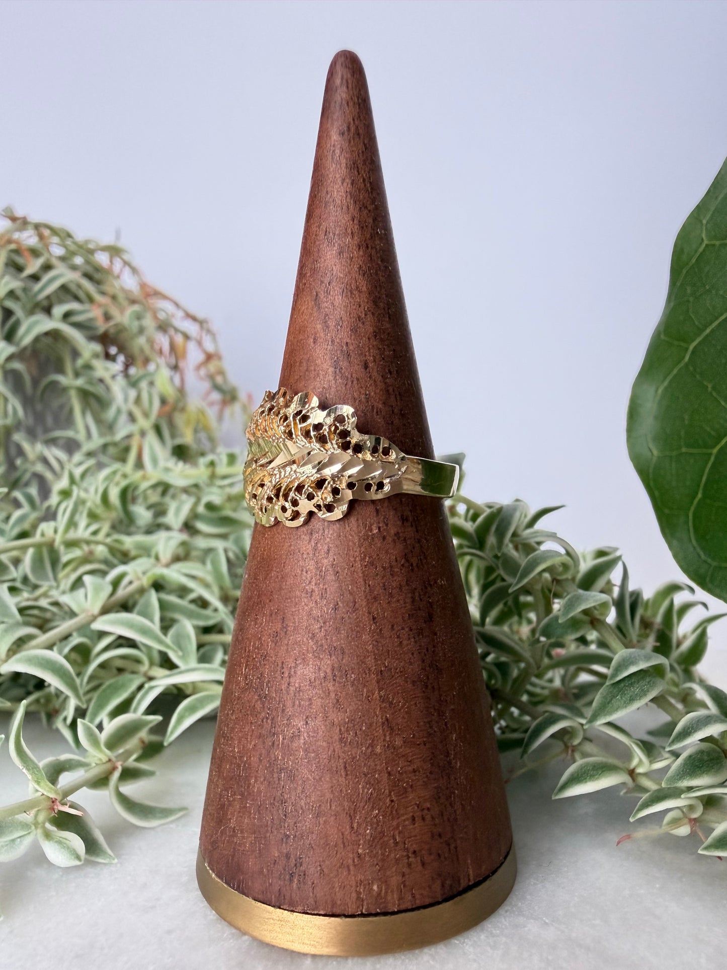 Feather Band in Yellow Gold