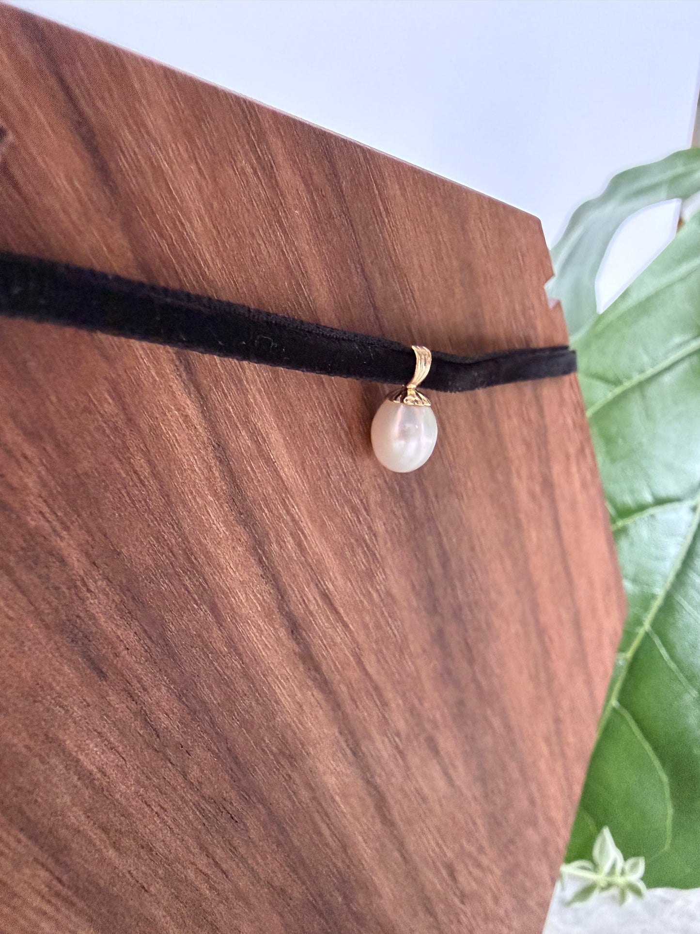 Solitaire Pearl Pendant in Yellow Gold