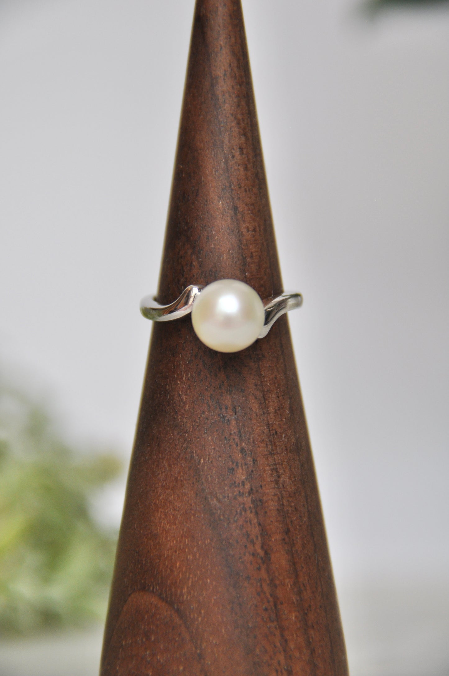 Pearl solitaire (8mm) in 14kt white gold setting with curved detailing, size 5