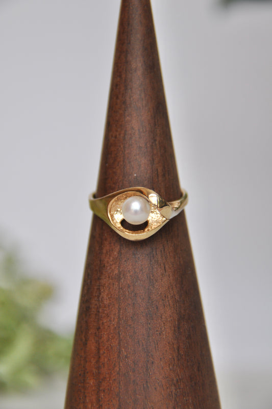 Pearl solitaire ring (5mm) in 14kt yellow gold with curved freeform detailing, size 6.25