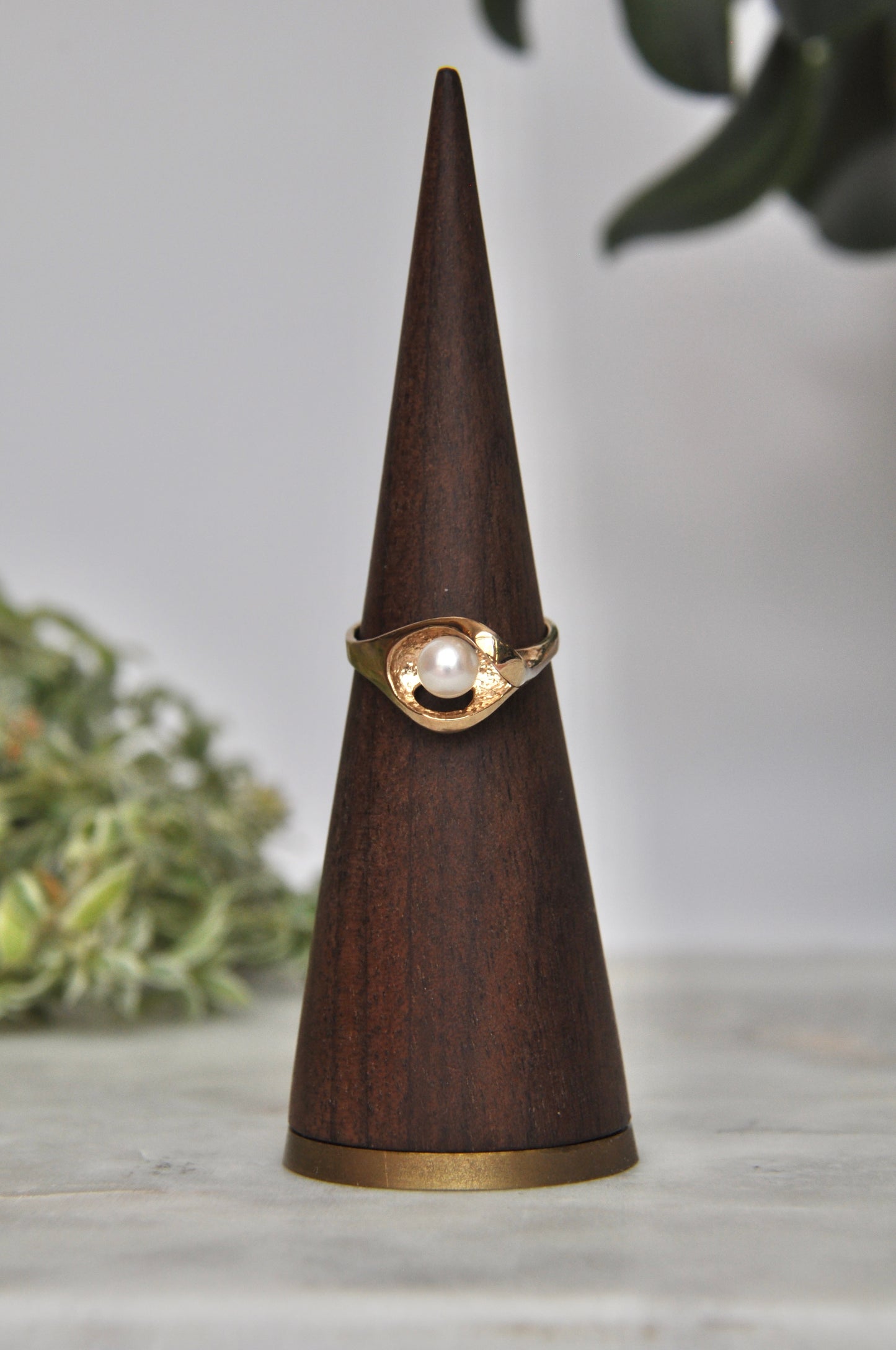 Pearl solitaire ring (5mm) in 14kt yellow gold with curved freeform detailing, size 6.25