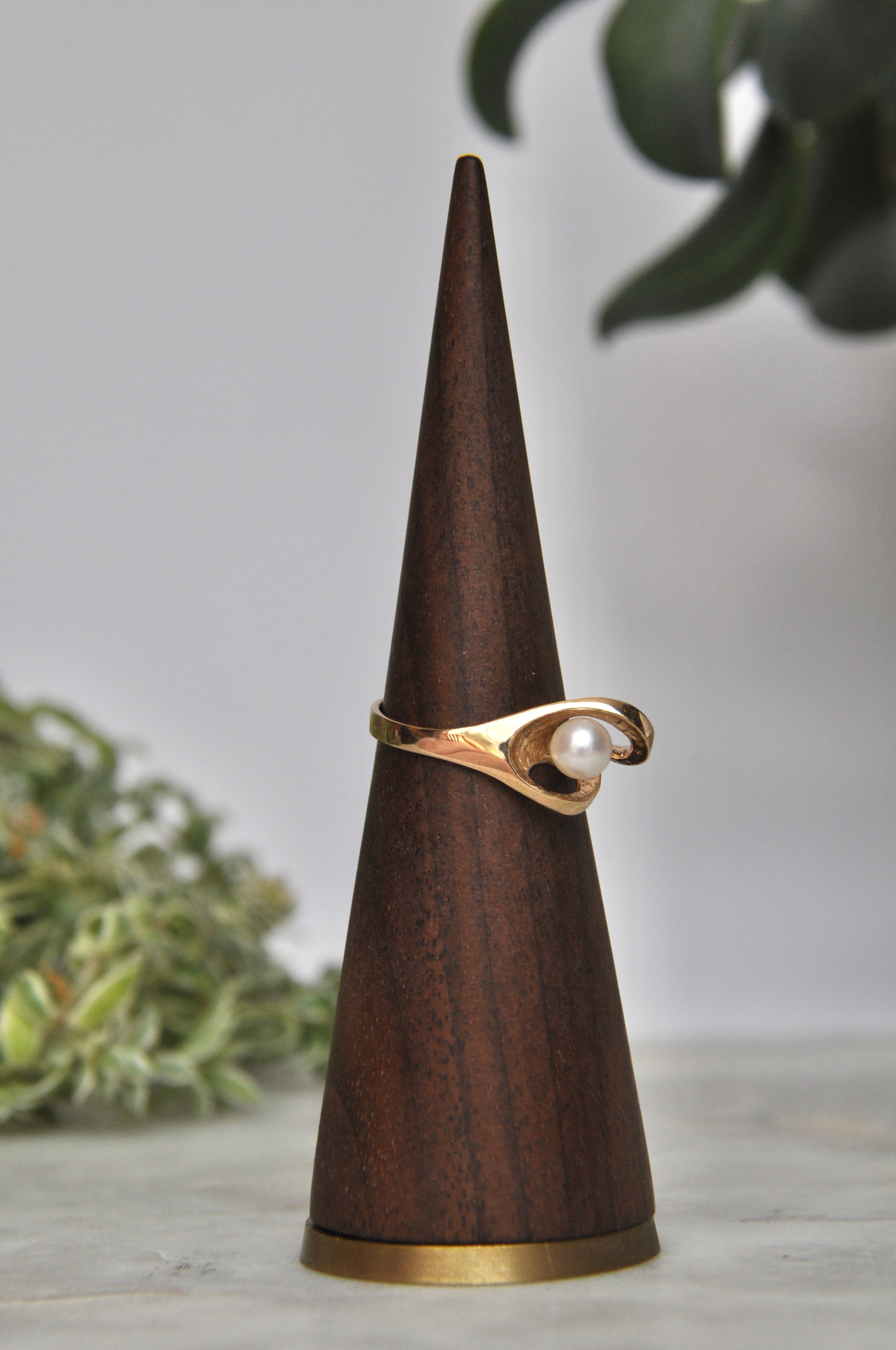 Pearl solitaire ring (5mm) in 14kt yellow gold with curved freeform detailing, size 6.25