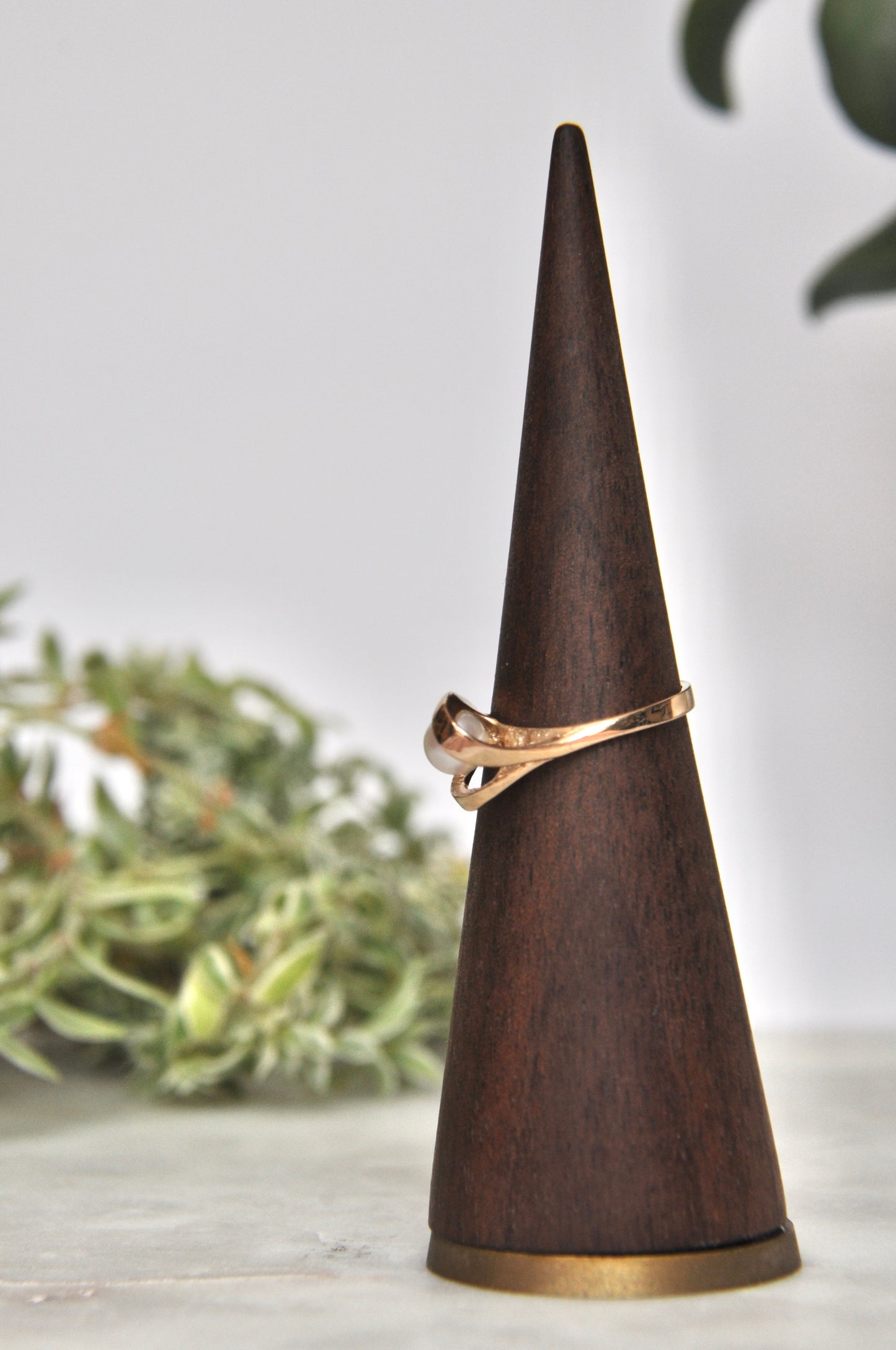 Pearl solitaire ring (5mm) in 14kt yellow gold with curved freeform detailing, size 6.25