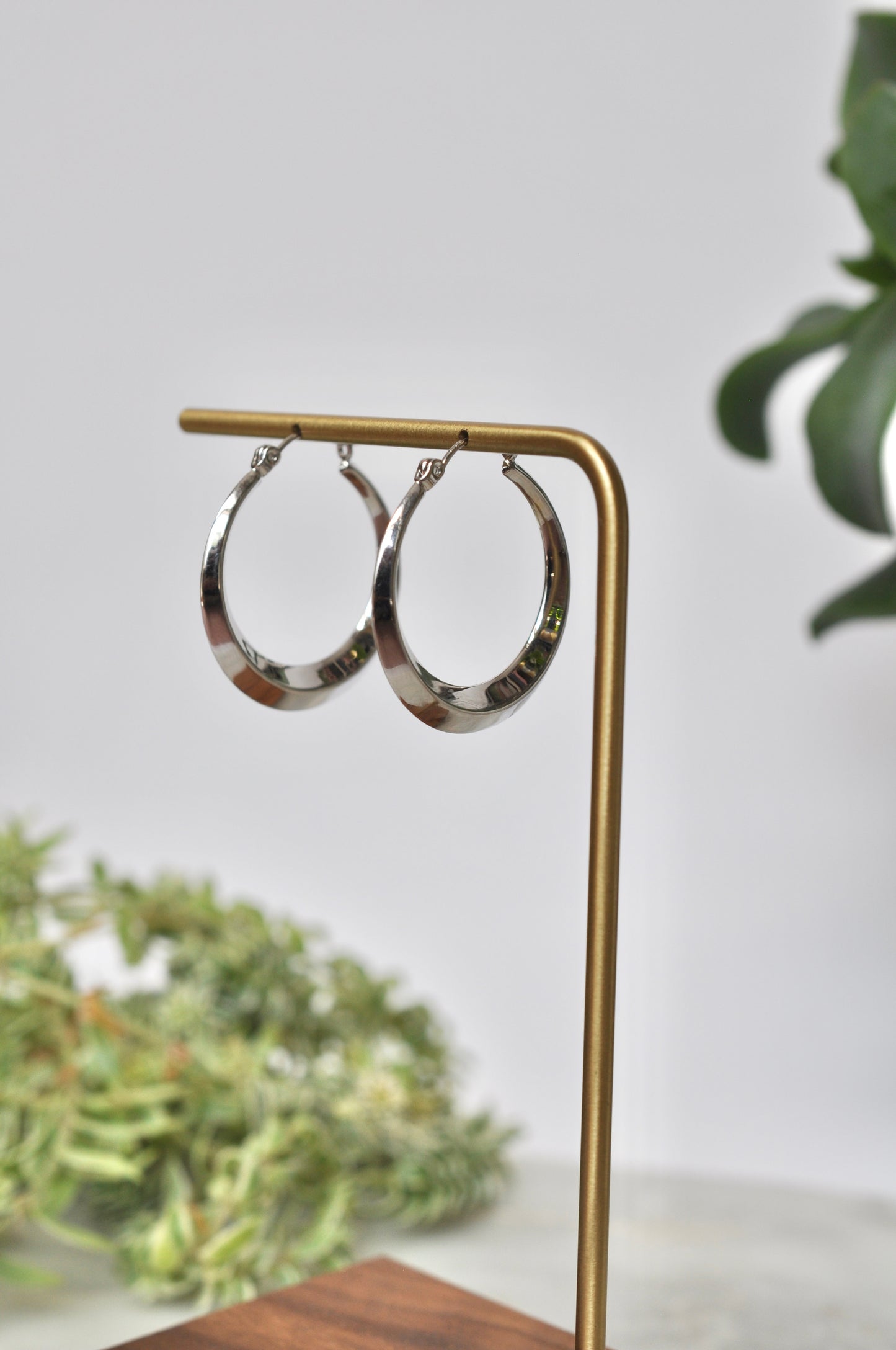 14kt white gold knife edge hollow hoop earrings, 29mm diameter, 2.54g