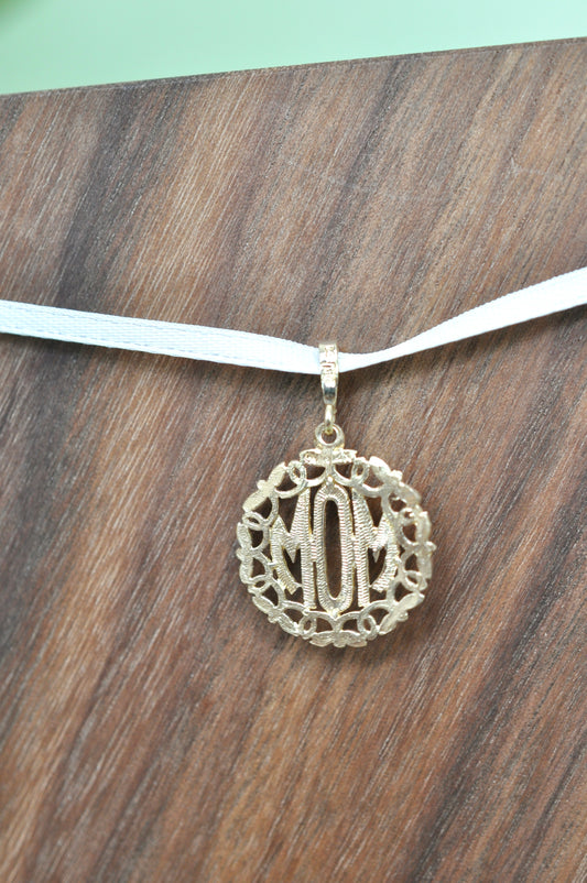 Mom pendant encased in 14kt yellow gold wreath with floral detailing, approximately 18mm wide, 20mm long, 1.78g