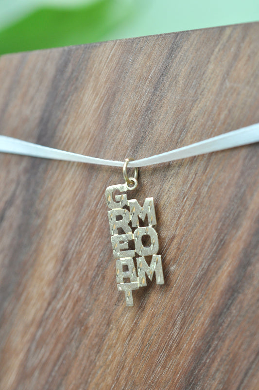 Great Mom pendant in 14kt yellow gold with diamond cut detailing, approximately 9mm wide, 24mm long, 1.05g