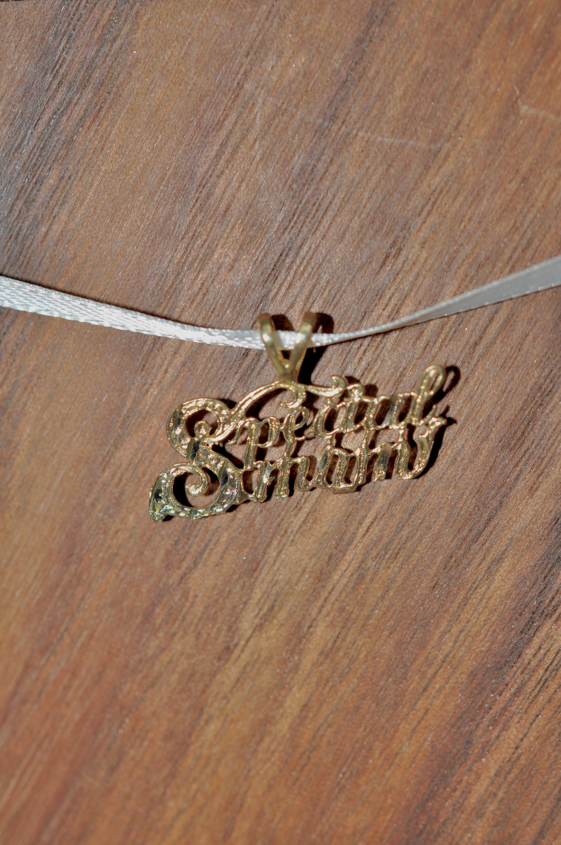 Special Mom pendant with script font in 14kt yellow gold, approximately 22mm wide, 8mm long, 1.14g