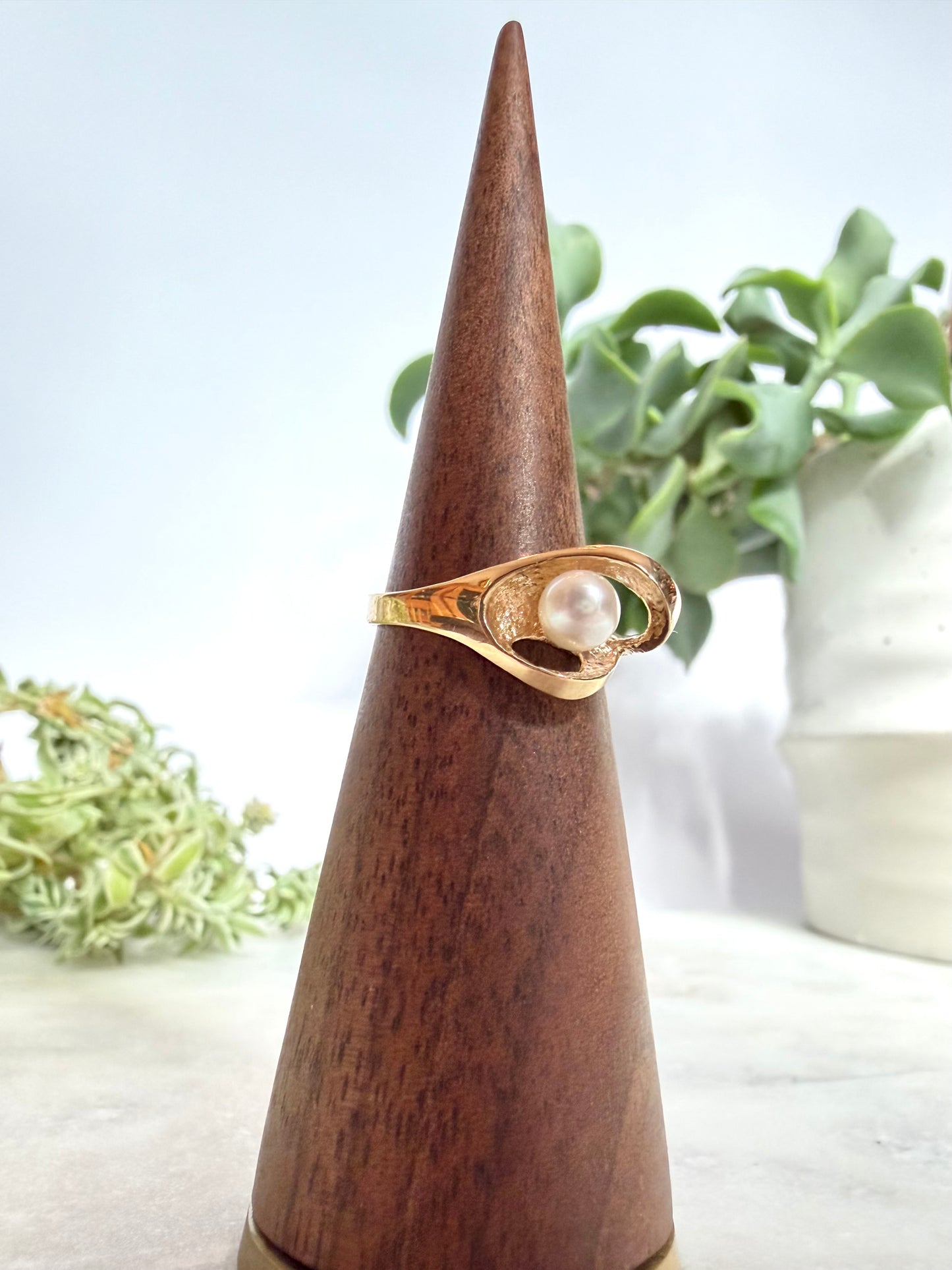 Pearl solitaire ring (5mm) in 14kt yellow gold with curved freeform detailing, size 6.25