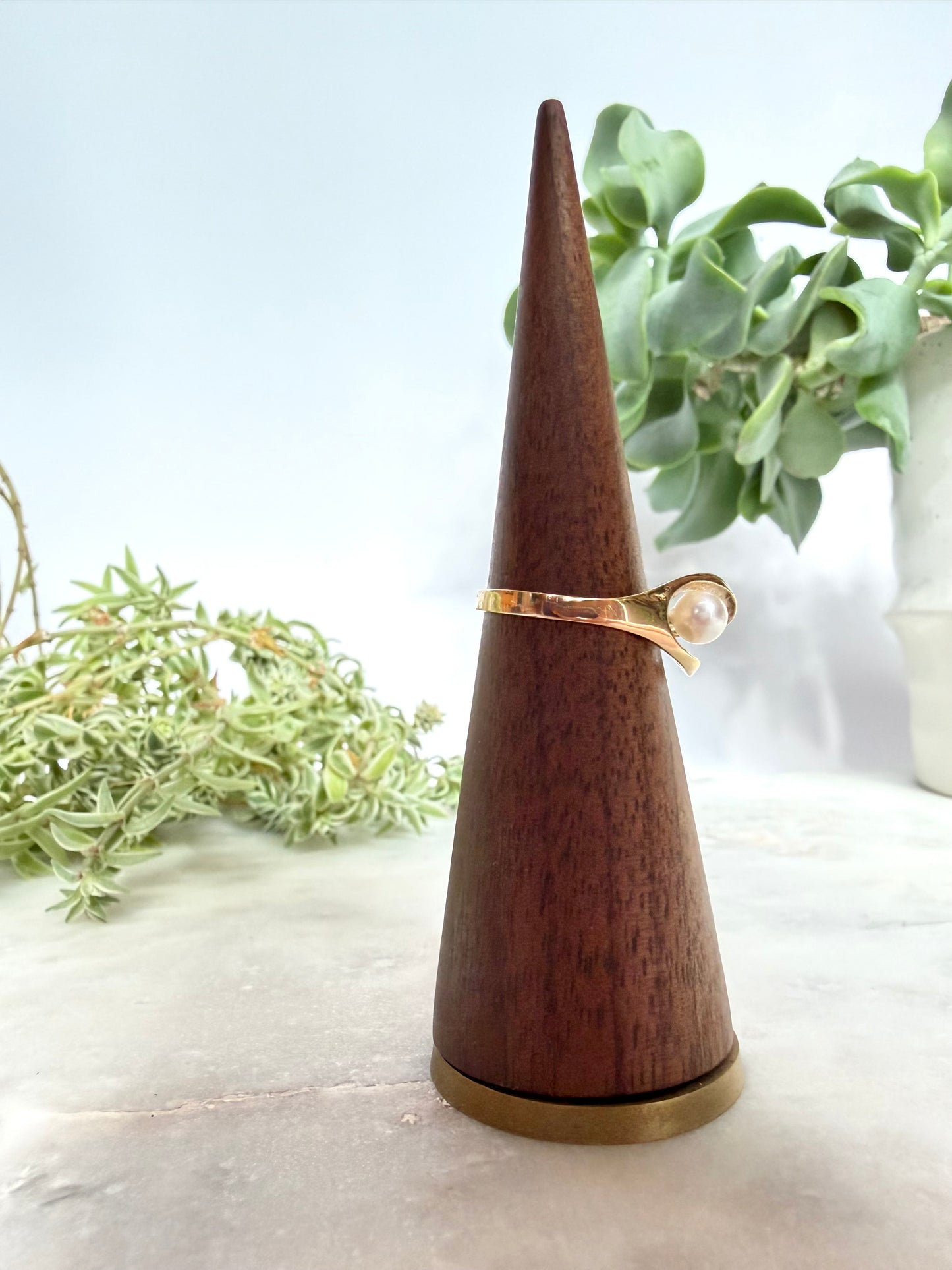 Pearl solitaire ring (5mm) in 14kt yellow gold with curved freeform detailing, size 6.25