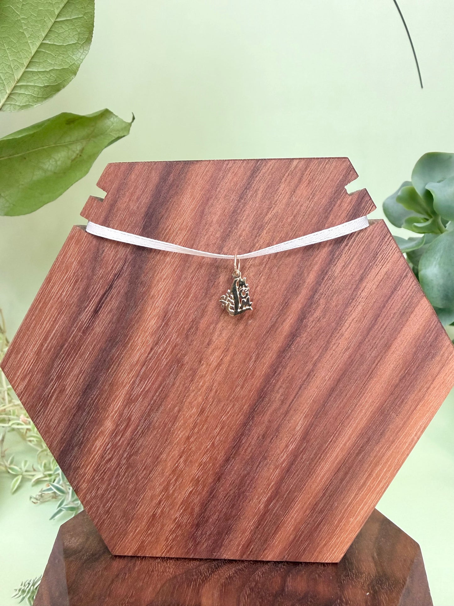 #1 Mom 14kt yellow gold pendant, approximately 8mm wide, 13mm long, 0.40g