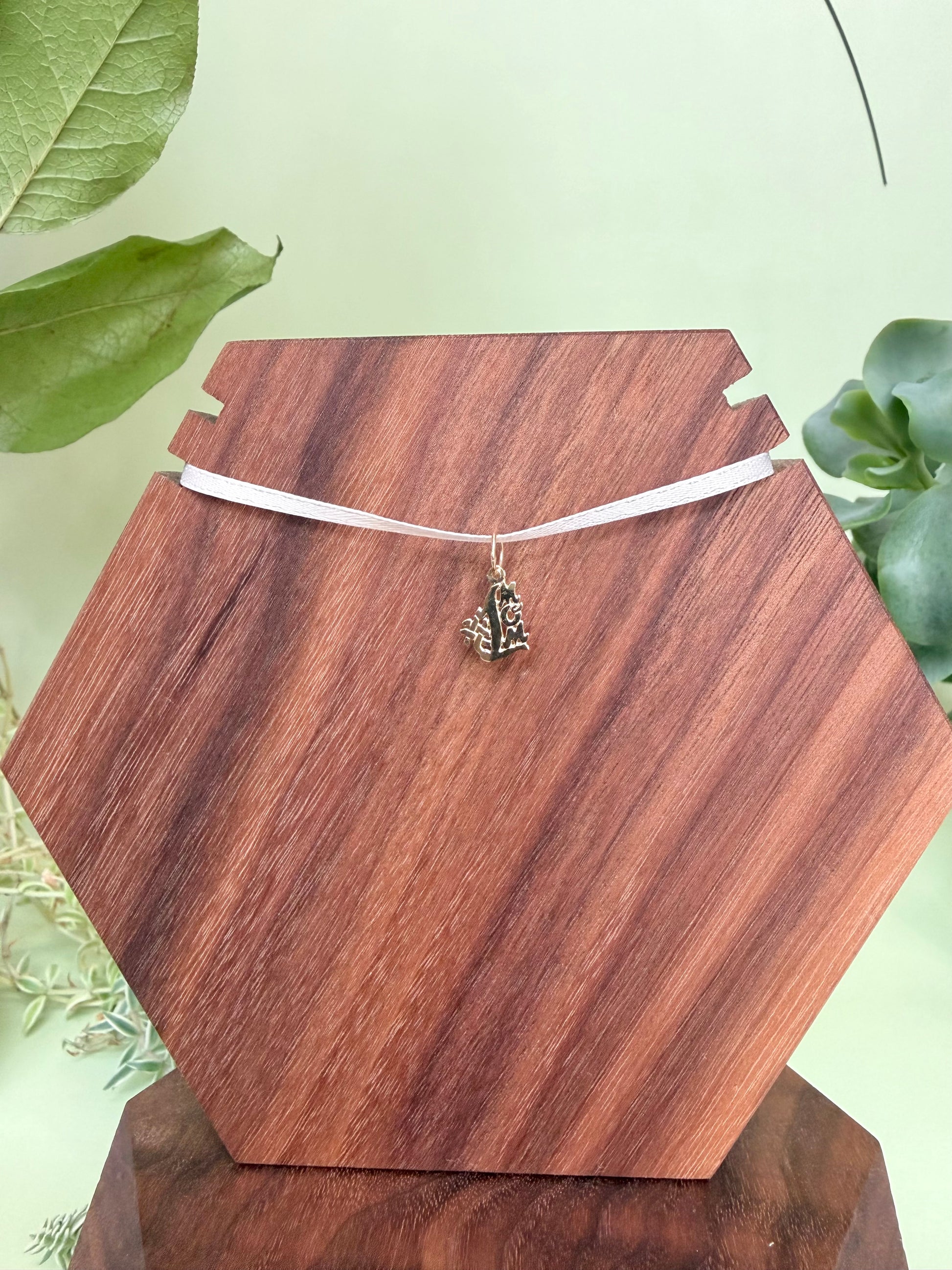 #1 Mom 14kt yellow gold pendant, approximately 8mm wide, 13mm long, 0.40g