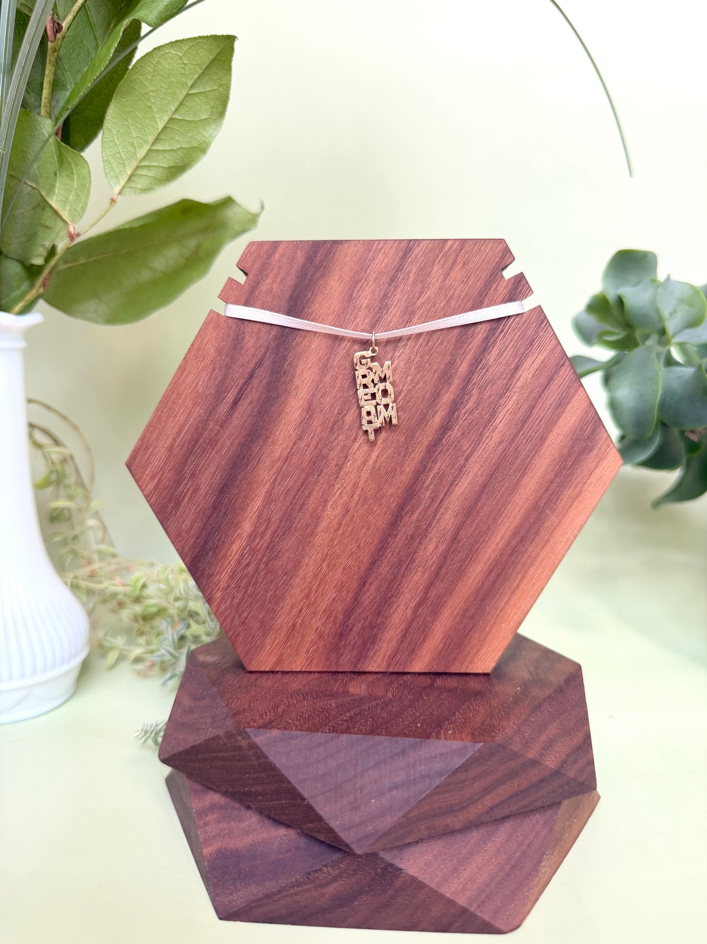 Great Mom pendant in 14kt yellow gold with diamond cut detailing, approximately 9mm wide, 24mm long, 1.05g
