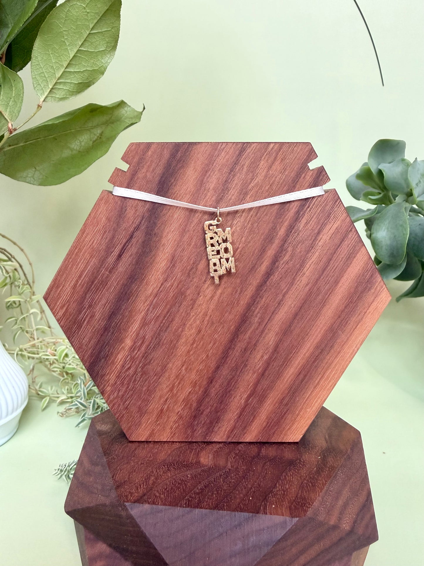 Great Mom pendant in 14kt yellow gold with diamond cut detailing, approximately 9mm wide, 24mm long, 1.05g