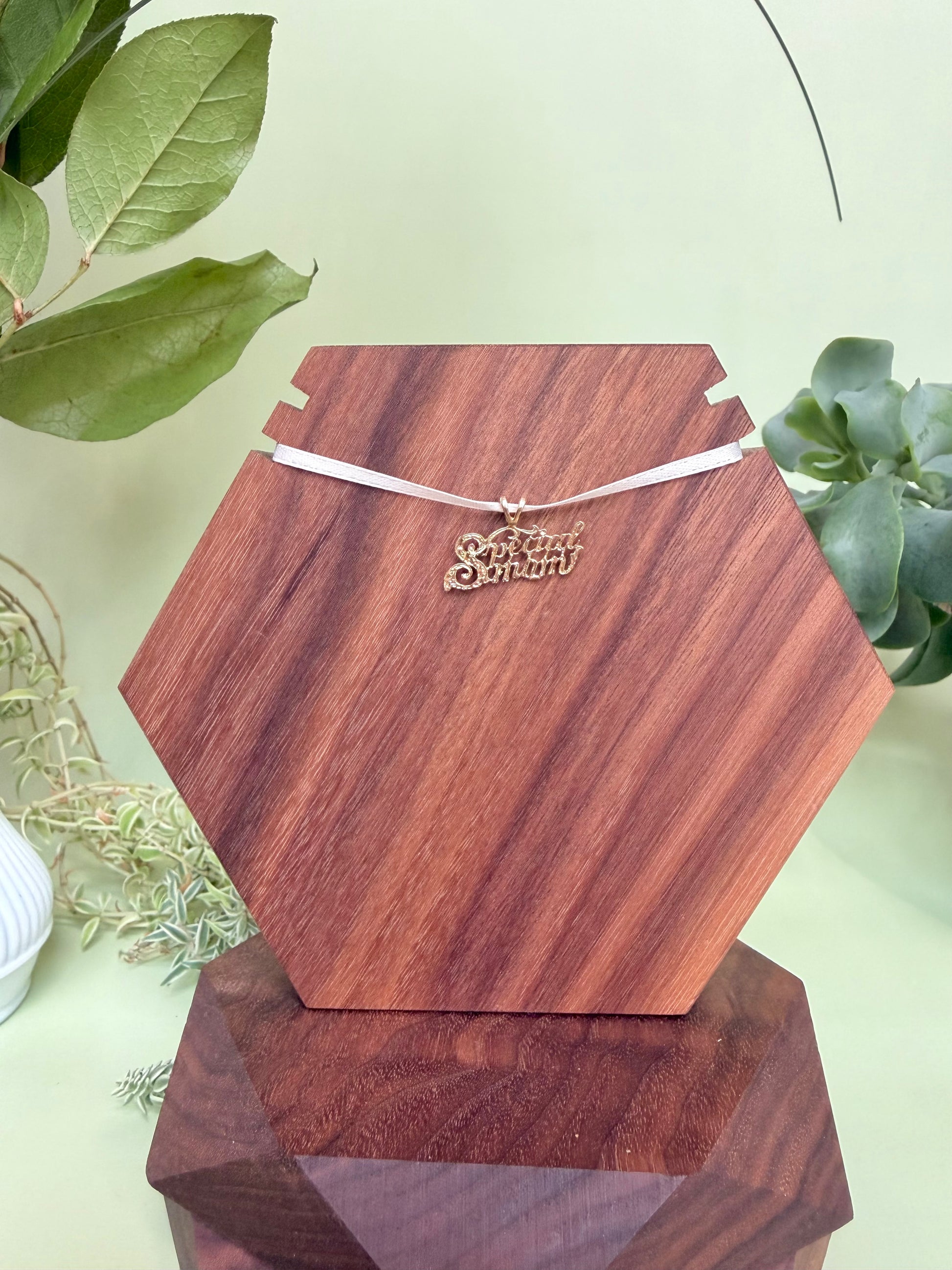 Special Mom pendant with script font in 14kt yellow gold, approximately 22mm wide, 8mm long, 1.14g