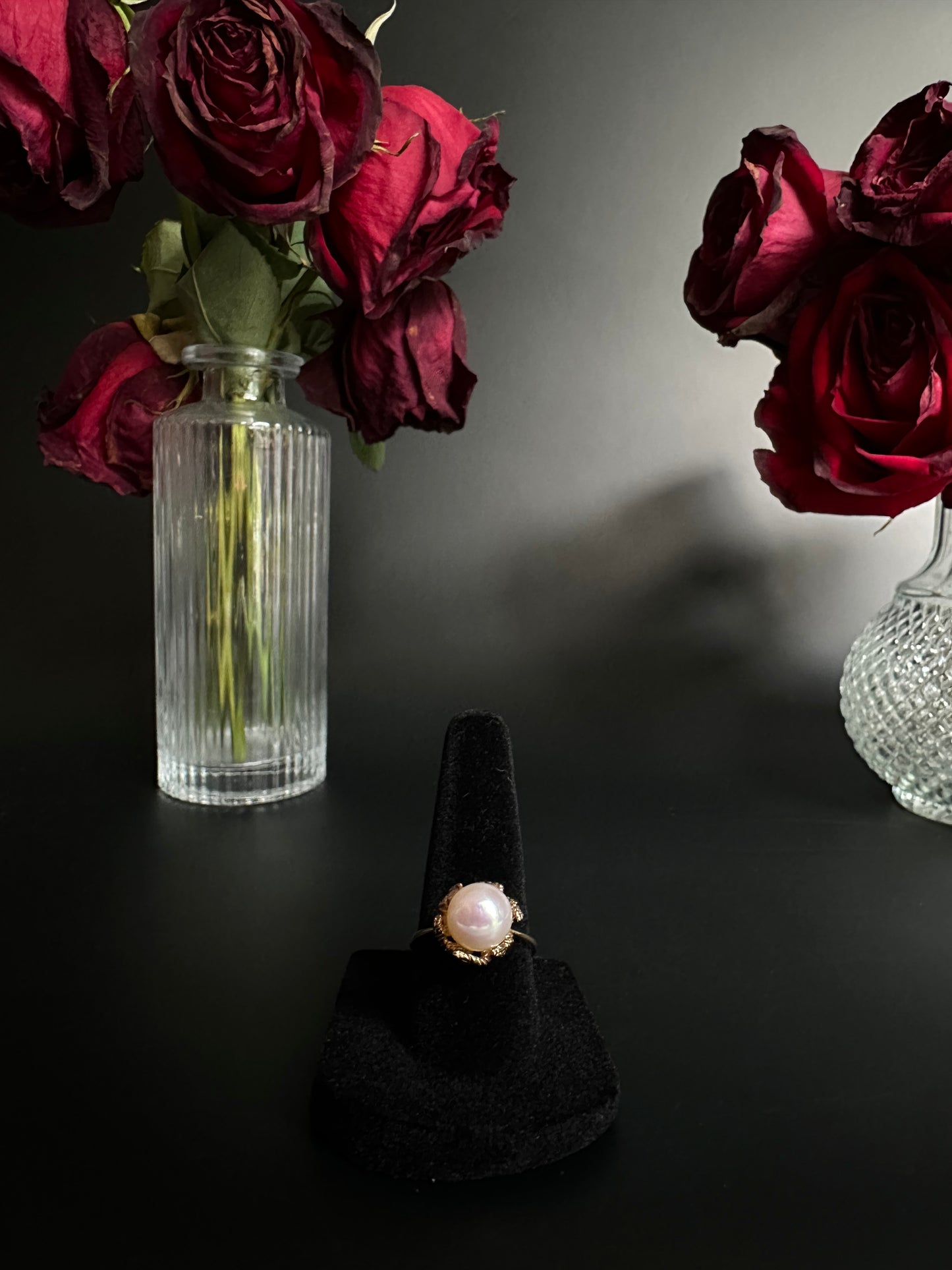 Solitaire Pearl Ring in Tentacle Mounting