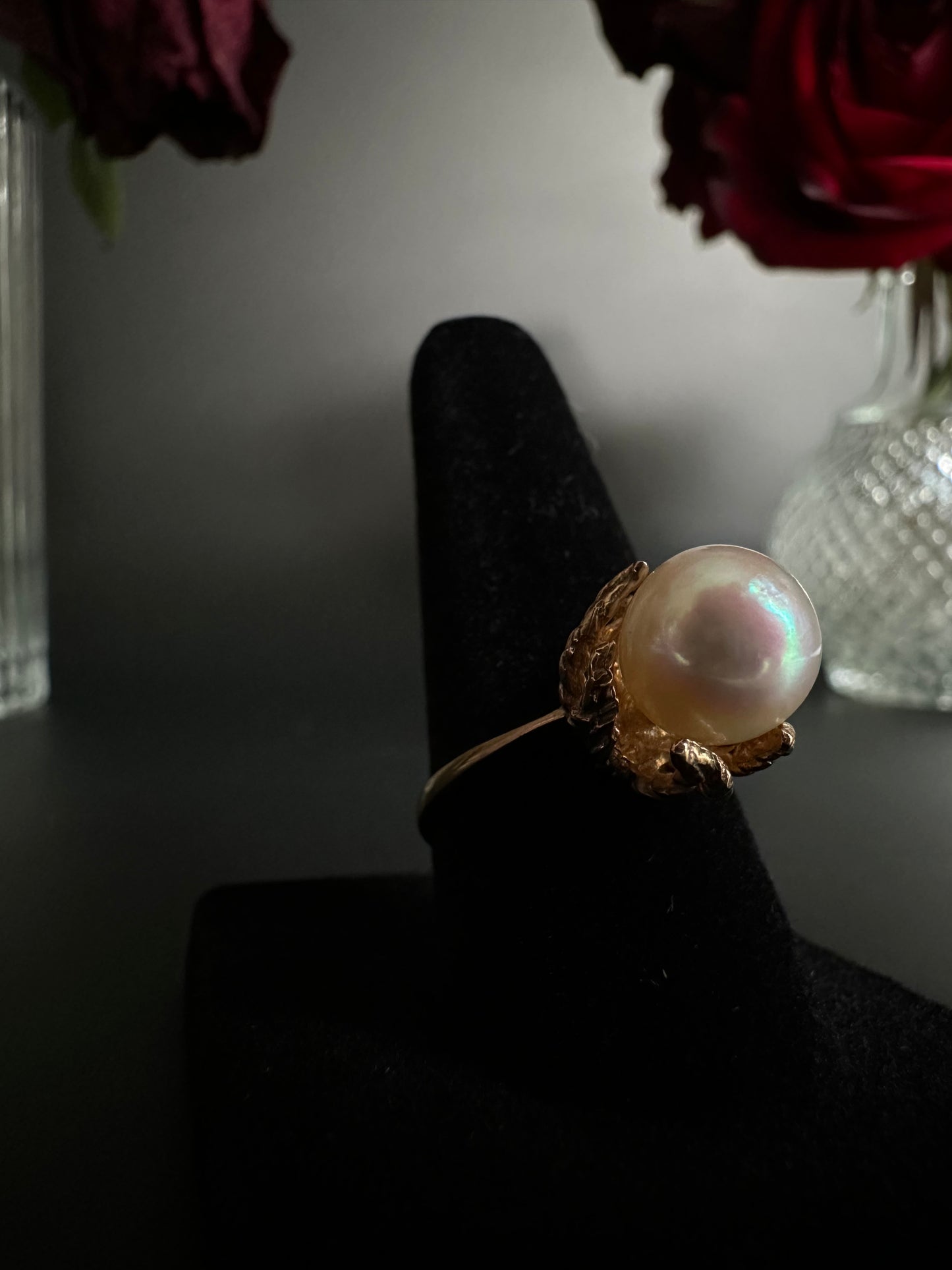 Solitaire Pearl Ring in Tentacle Mounting