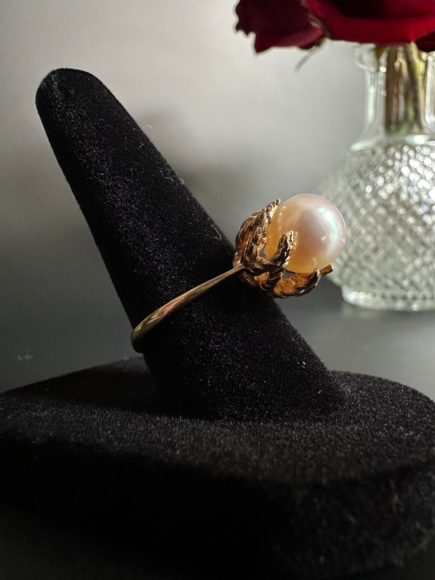 Solitaire Pearl Ring in Tentacle Mounting