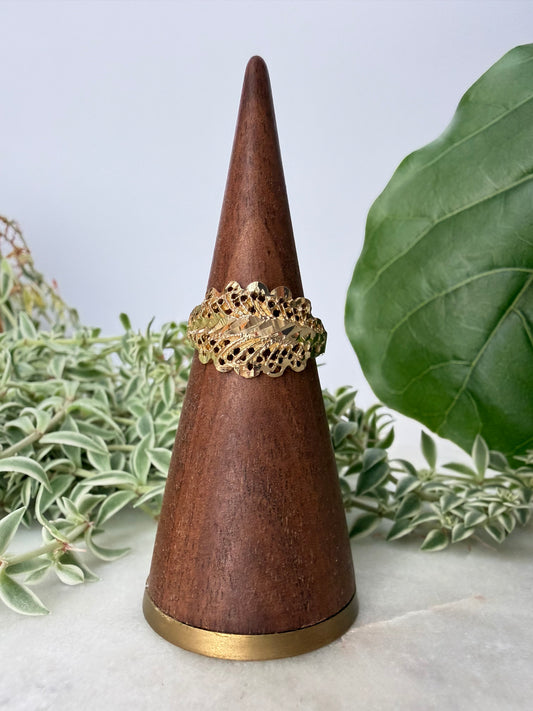 Feather Band in Yellow Gold