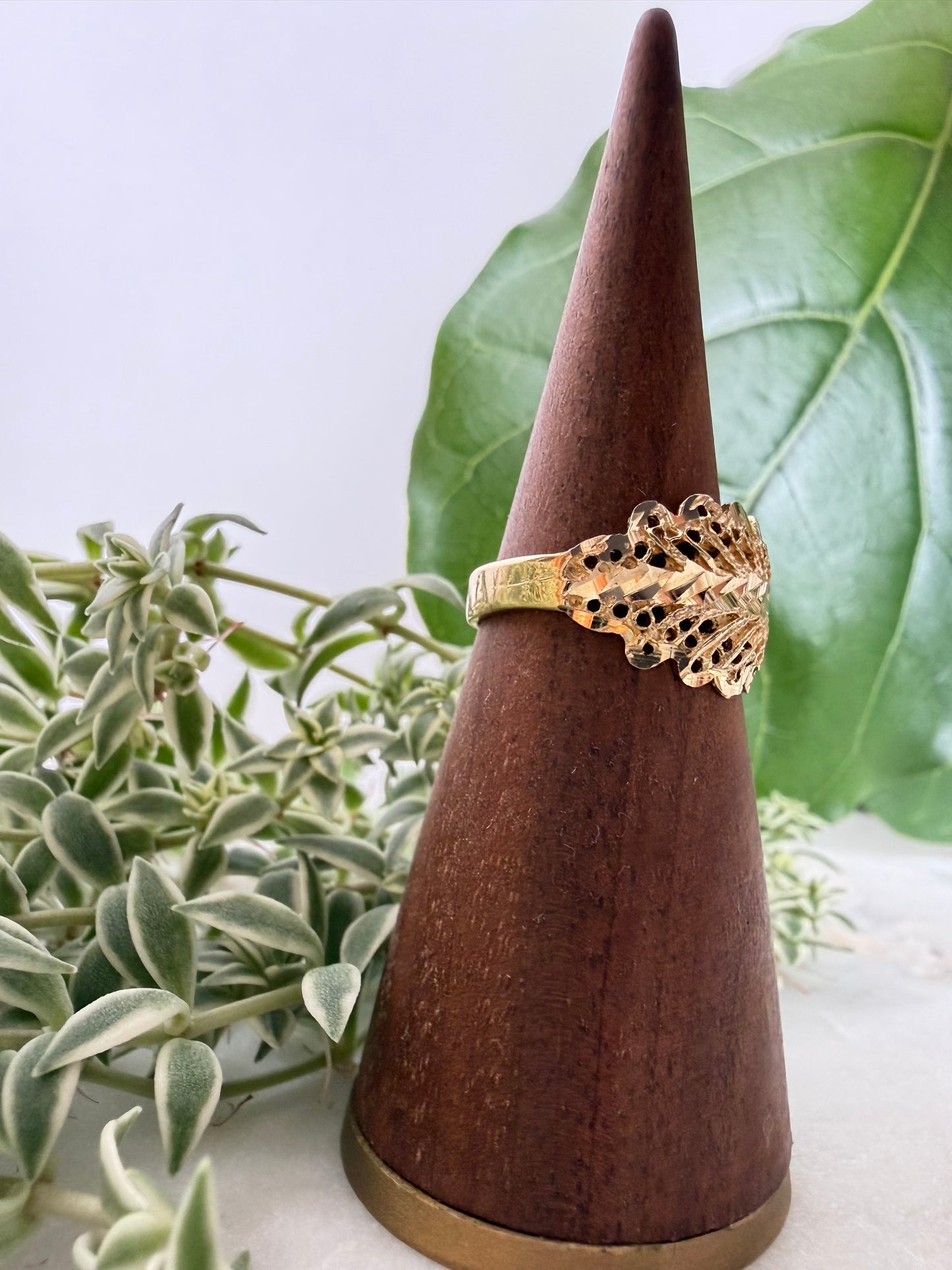 Feather Band in Yellow Gold