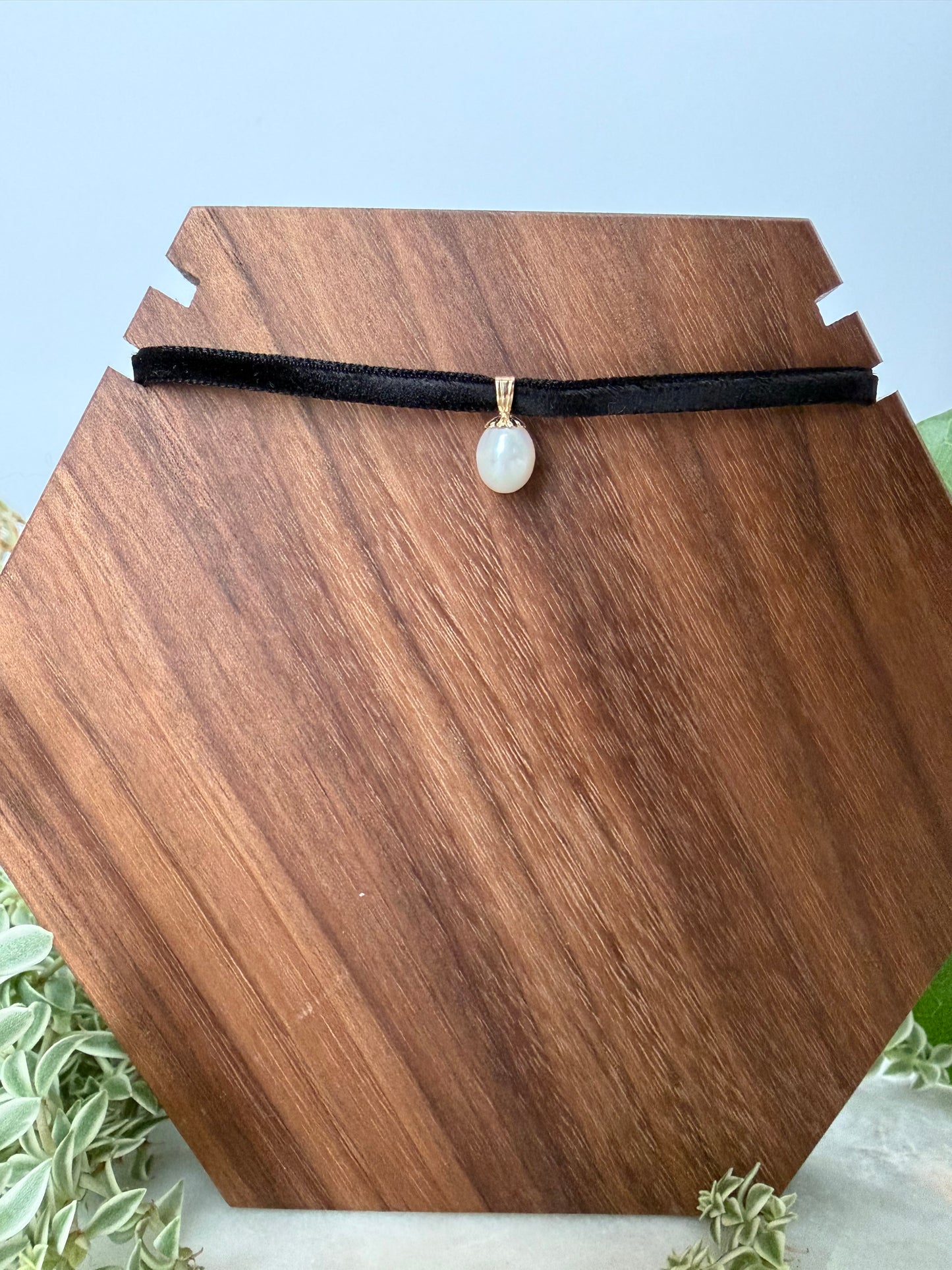 Solitaire Pearl Pendant in Yellow Gold