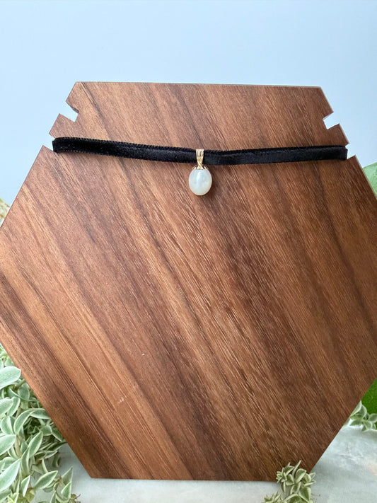 Solitaire Pearl Pendant in Yellow Gold