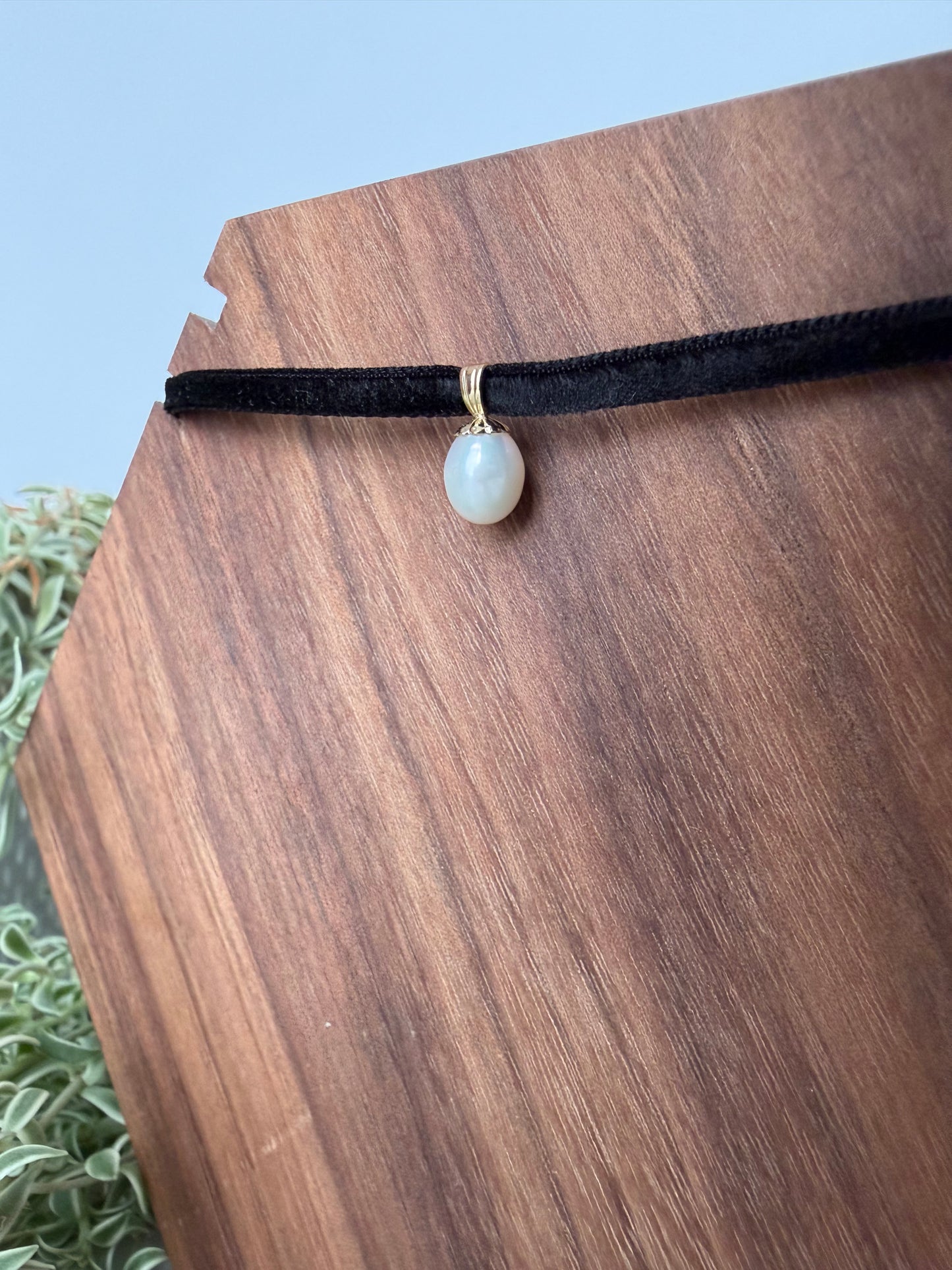 Solitaire Pearl Pendant in Yellow Gold