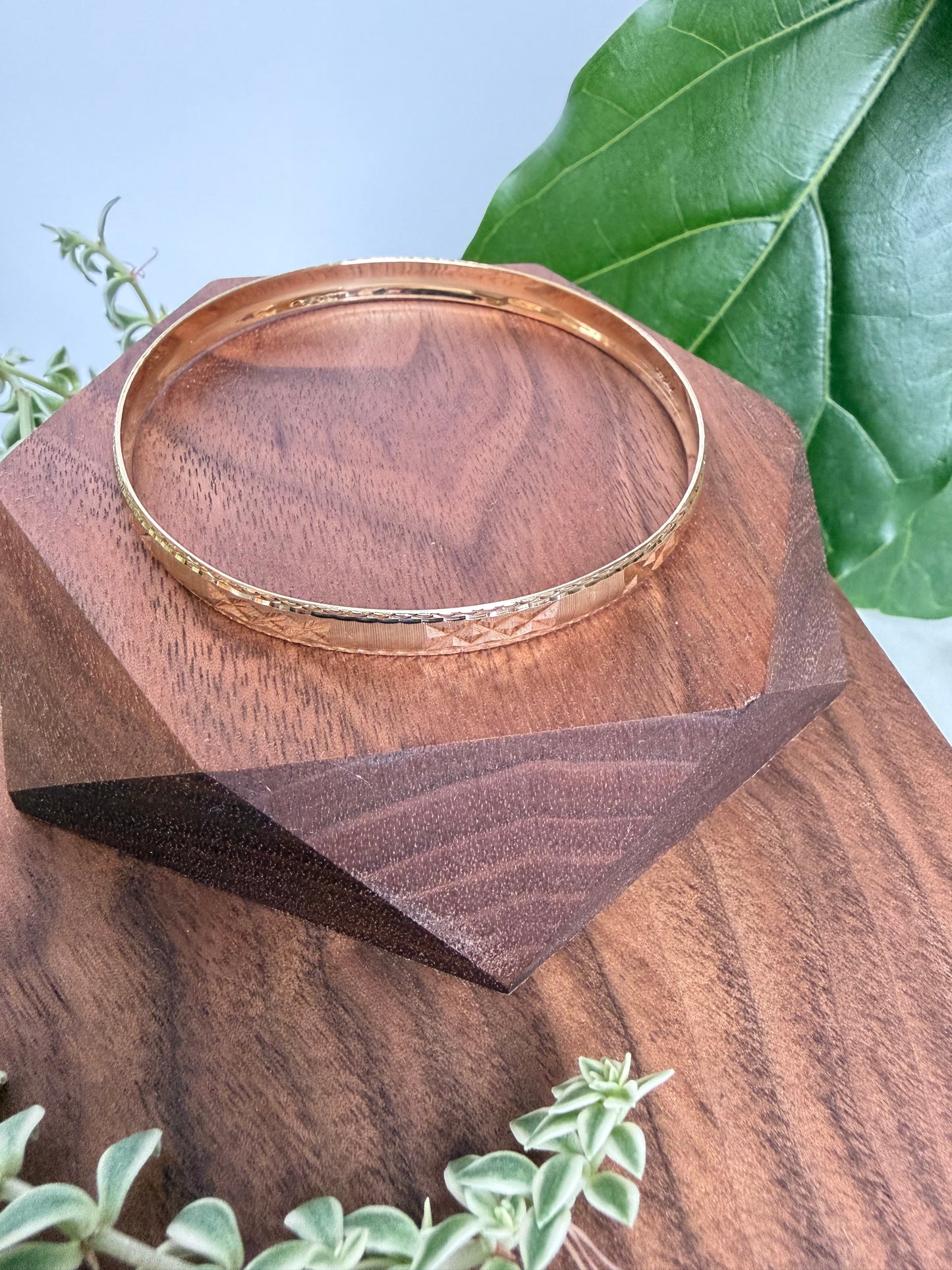 Bangle with Geometric Detailing